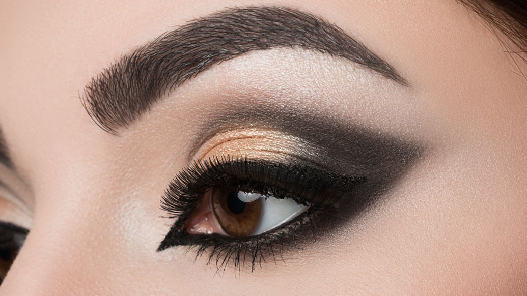 যদি চোখের নীচে কালি থাকে, তা হলে চোখ দেখতে আরও ছোট ও ক্লান্ত লাগে। মেক আপ শুরুর আগে কনসিলার দিয়ে চোখের কোলের কালি ঢেকে নিন। এতে চোখ দেখতে কিছুটা বড় লাগবে। কালি পড়া চোখে কাজল লাগালে দেখতে আরও ক্লান্ত লাগবে।