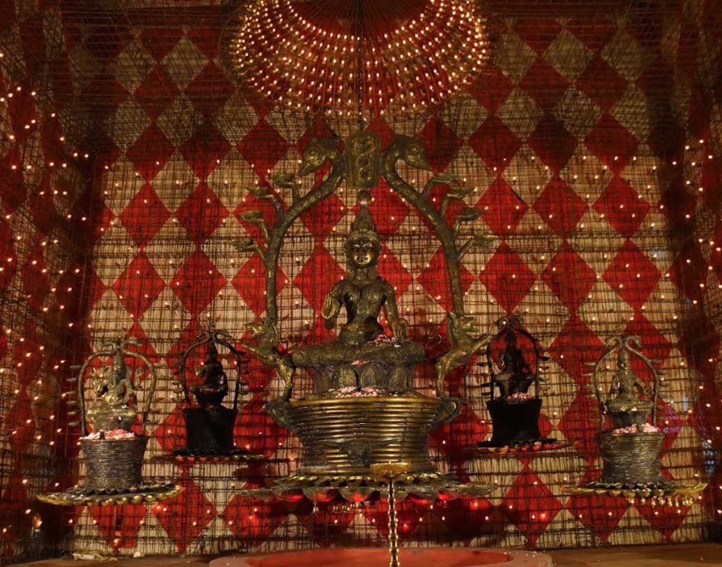 ৩৩ পল্লি সর্বজনীন তার মধ্যে অন্যতম। আলোকসজ্জার কেরামতিতে সেজে উঠেছে এই পুজোমণ্ডপ। রয়েছে শিল্পের ছোঁয়া।