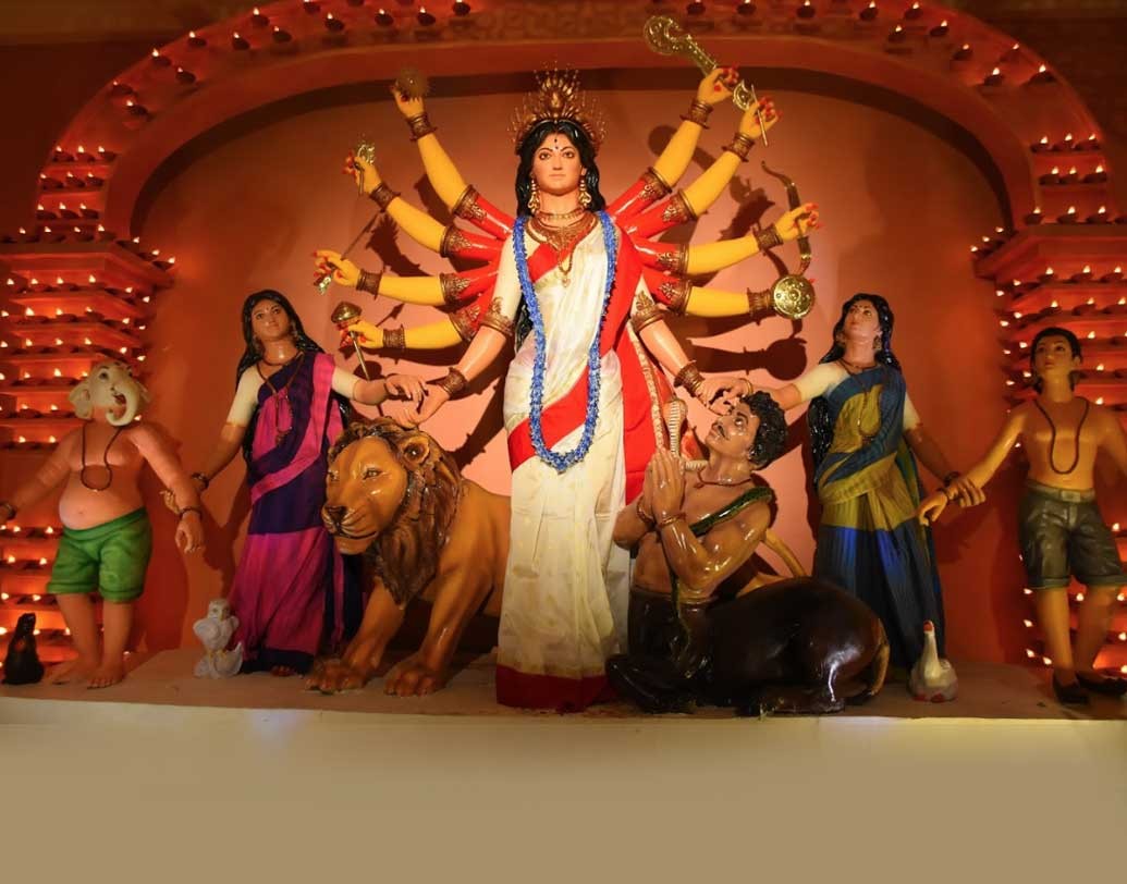 বাগুইহাটি রেলপুকুরের প্রতিমা প্রতি বছরের মতো এ বারেও চোখ টেনেছে দর্শনার্থীদের।