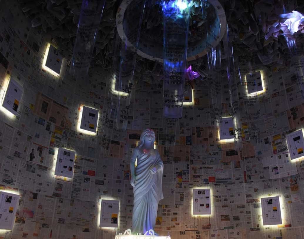 আলো-আঁধারির খেলায় অদ্ভুত এক পরিবেশ তৈরি হয়েছে মণ্ডপ জুড়েই। বিগ্রহ এই আলোয় আরও মায়াবী হয়ে উঠেছে।