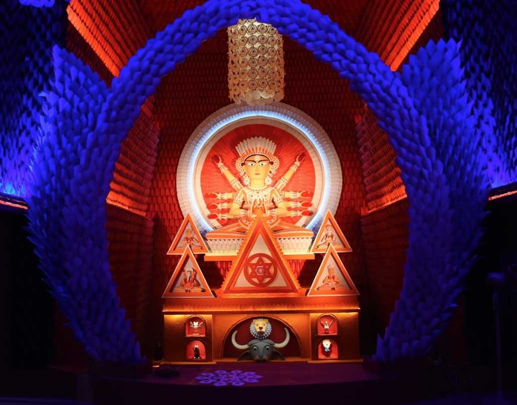 অপরূপ মণ্ডপসজ্জা দেখতে এই প্যান্ডেলে দর্শনার্থীরা ইতিমধ্যেই ভিড় জমাতে শুরু করেছেন। বিগ্রহ, আলো, মণ্ডপ সবেতেই মুন্সিয়ানা রয়েছে এই পুজোয়।