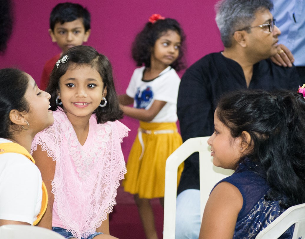 পুজোর আনন্দে সেখানে মাতোয়ারা কচিকাঁচার দল। খাওয়াদাওয়া, আড্ডার আমেজে মজে আছেন এখানকার অধিবাসীরা। এ যেন বাংলার কলকাতার দুর্গা পুজোরই একটুকরো ছবি।