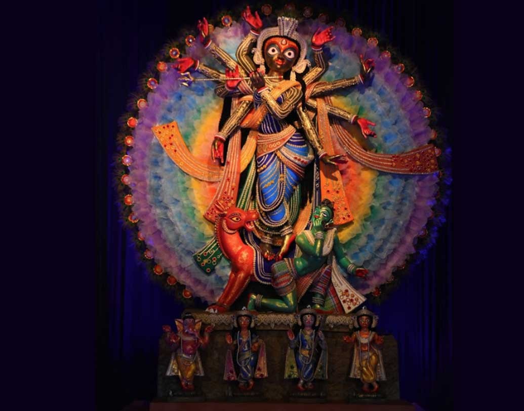 দমদম পার্ক তরুণ দলের পুজো সব সময়েই থাকে দর্শনার্থীদের পছন্দের তালিকায়। প্রতি বছরই মণ্ডপসজ্জায় চমক থাকে এদের।