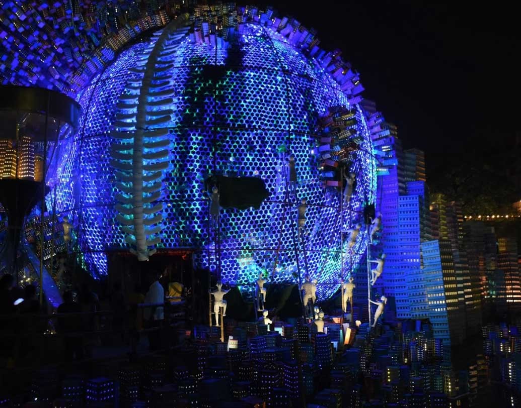 দমদম পার্ক তরুণ সংঘে সাবেক রূপে সেজে উঠেছে প্রতিমা। প্রতিমাসজ্জায় আছে শৈল্পিক ছোঁয়া।