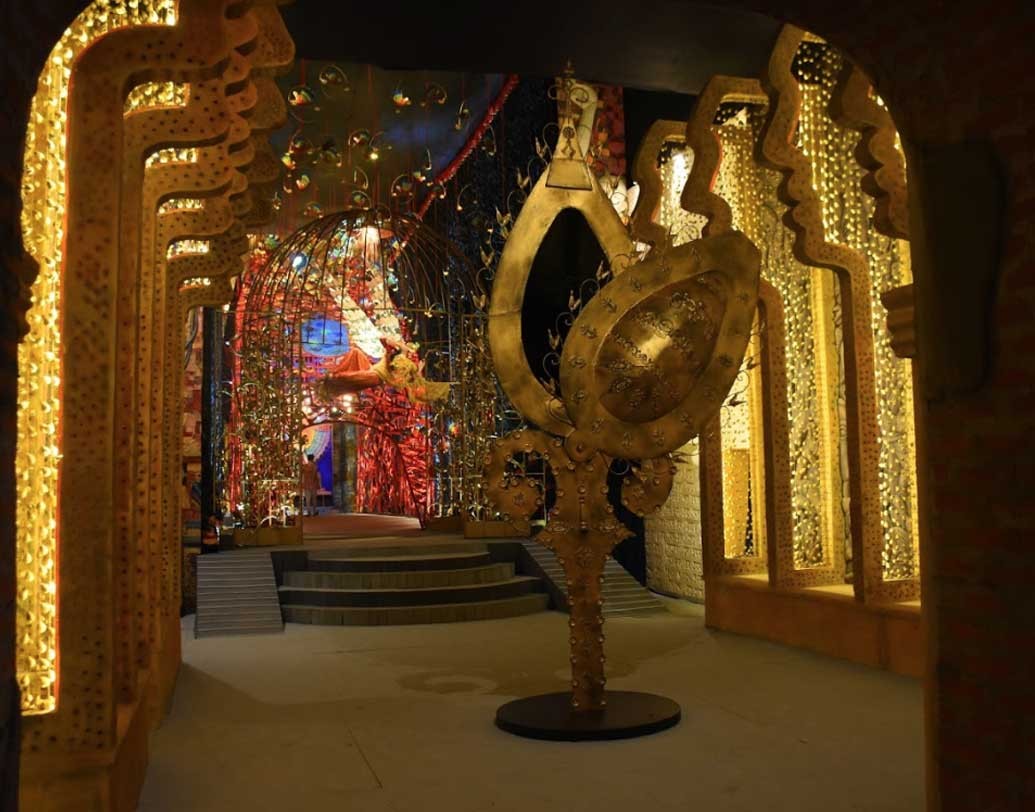 প্রতিমার স্নিগ্ধ রূপ দেখতে এই মণ্ডপে ভিড় জমতে শুরু করেছে ইতিমধ্যেই। প্রতিমার আদলও মণ্ডপের মতোই চোখধাঁধানো।