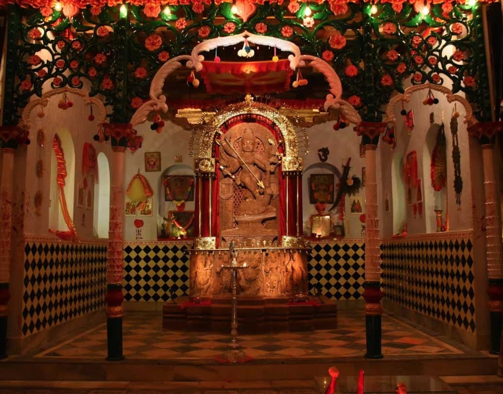 থিম পুজো নয়, বরং সাবেকিয়ানায় ভরসা রেখেছেন দমদম পার্ক তরুণ সংঘের উদ্যোক্তারা।