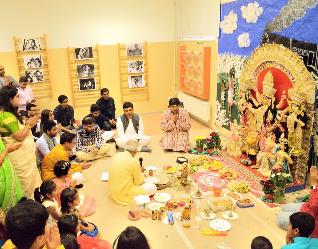 দুর্গা পুজো উপলক্ষে বাঙালি পোশাকে সজ্জিত কৌতূহলী বিদেশীদেরও উৎসাহ নজর কাড়ে। অষ্টমীর পুষ্পাঞ্জলি থেকে দশমীর সিঁদুর খেলার আনন্দ সবটাই পর্যাপ্ত ভাবে নিয়ে থাকেন এখানকার বাঙালিরা।