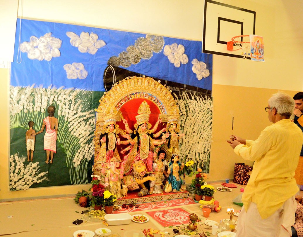 ‘বেঙ্গলি অ্যাসোসিয়েশন অব ফিনল্যান্ড’ দ্বারা আয়োজিত দুর্গা পুজো এ বছর একুশে পা দিল। শনিবার ও রবিবার পুজোর প্রধান দিন হলেও মণ্ডপ সজ্জা ও আনুষঙ্গিক কাজকর্ম শুক্রবার সন্ধ্যা থেকেই শুরু হয়ে গিয়েছি