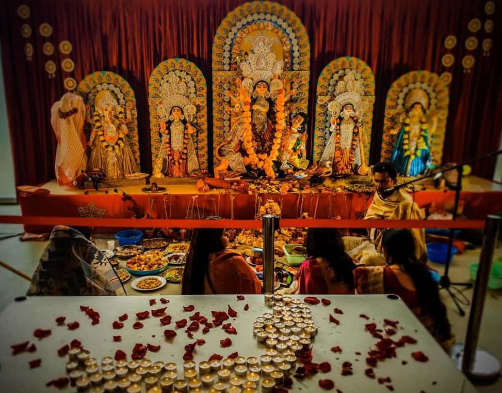 উত্তর মিউনিখে অবস্থিত প্রশস্ত সভাগৃহে আয়োজিত হয়েছে এই পুজো।  কলকাতার কুমোরটুলির অমরনাথ ও কৌশিক ঘোষের তৈরি প্রতিমাই এ বার তাদের বিগ্রহ।