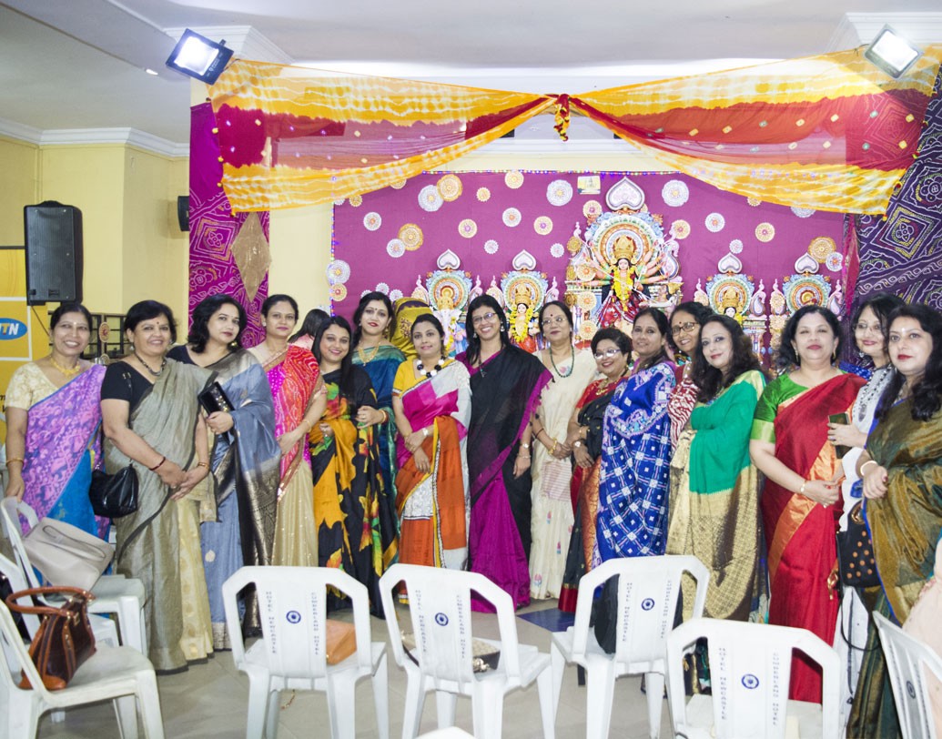 পুজোর আয়োজন ফোটোসেশন ছাড়া অসম্পূর্ণই রয়ে যায় । তাই পুজো কমিটির সদস্যরা একজোটে ছবি তোলায় মেতে ওঠেন সকলে।