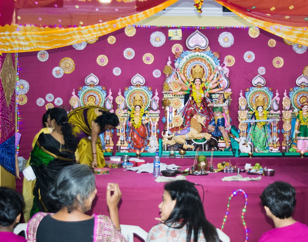 লাগোসে দুর্গা পুজোয় প্রতিমাতেও রয়েছে অভিনবত্বের ছোঁয়া। থিম নয়, সাবেক পুজোর মধ্যেও অভিনব ভাবনার স্ফূরণ ঘটেছে এখানে।