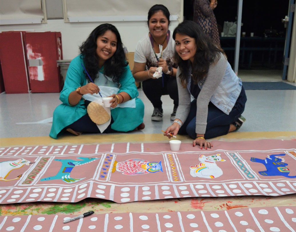 প্রবাসে দুর্গা পুজোর আয়োজনে পিছিয়ে নেই সান দিয়েগোও । সেখানে মণ্ডপসজ্জার কাজে অংশগ্রহণ করেন কমিটির সদস্যরাই।