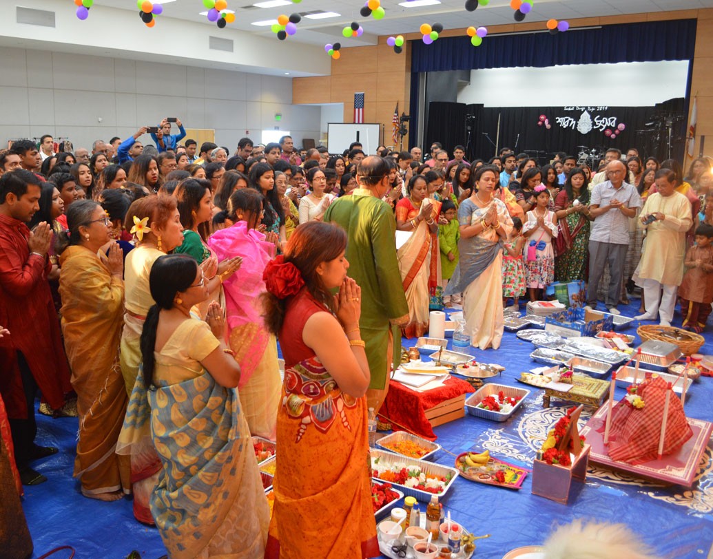 অষ্টমীর সকালেও দেবী আরাধনায় মগ্ন ছিলেন সান দিয়েগোর বাঙালিরা। পরনে বাঙালি পোশাক আর সংস্কৃত মন্ত্রে বিদেশ-বিভুঁই যেন এক খণ্ড দেশ।