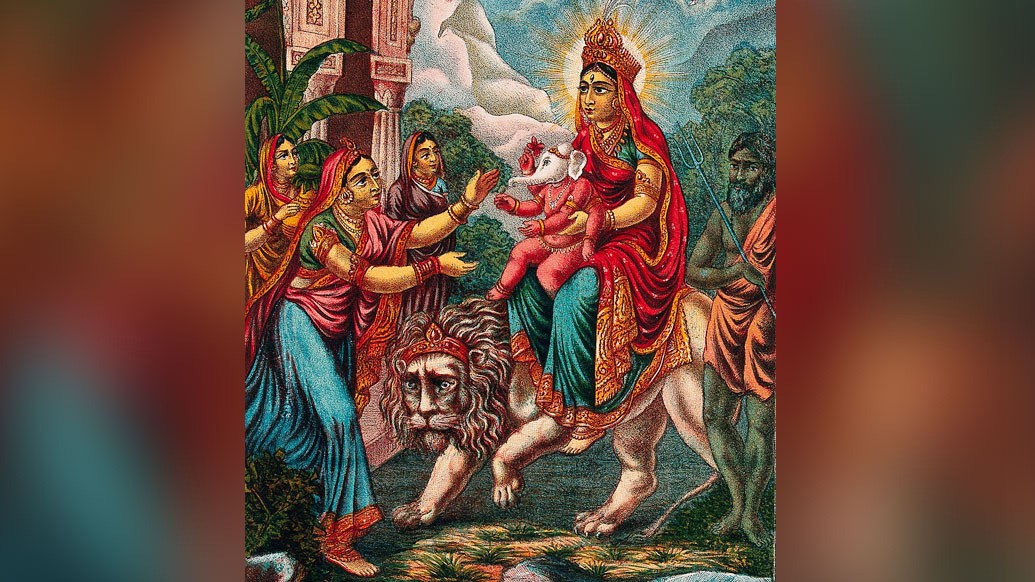 সালঙ্কারা ত্রিপুরসুন্দরী আসীন সিংহাসনে। চার হাতে তিনি ধরে থাকেন
অঙ্কুশ, তির, ধনুক এবং পদ্ম। মুকুটে শোভা পায় অর্ধচন্দ্র। তিনি পূর্ণতা ও
পূর্ণাঙ্গতার স্বরূপ। শ্রীকুল সম্প্রদায়ের সর্বোচ্চ দেবী। তান্ত্রিক
পার্বতী নামে পরিচিতা।