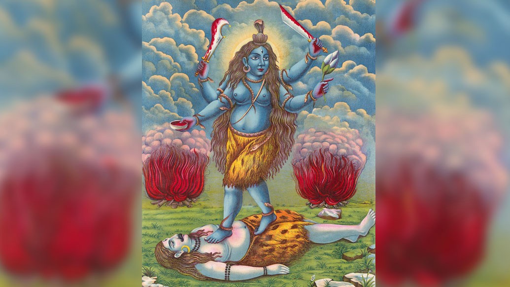 দেবী কালীর সঙ্গে তাঁর রূপের সাদৃশ্য ও বৈসাদৃশ্য দুই-ই আছে।
নরমুণ্ডের অলঙ্কারে শোভিত তারাও ত্রিনয়না। অস্ত্রের পাশাপাশি তাঁর হাতে
শোভা পায় পদ্ম। বৌদ্ধ তন্ত্রশাস্ত্রেও গুরুত্বপূর্ণ দেবী হলেন তারা।