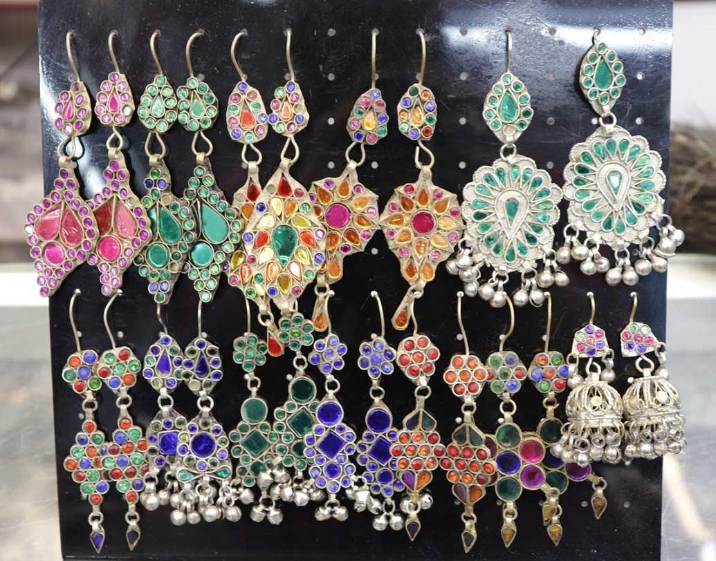 খুব বেশি গয়না পরতে ভালবাসেন না? পুজোতেও থাক হালকা সাজগোজ। কানে পরে ফেলুন ফুলেল মোটিফের আফগানি দুল অথবা ঝুমকো। শাড়ি অথবা ড্রেস যে কোনও পোশাকের সঙ্গে ভাল মানাবে।