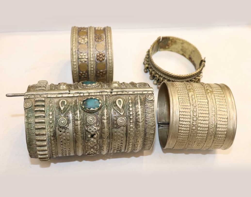 হাতে একটি বালা অথবা চওড়া বাহুবন্ধ পরলেই শেষ পুজোর সাজ! হাতের এই আফগানি বালাই আপনার পুজোর সাজে এনে দেবে একটা ট্রাইবাল টাচ।