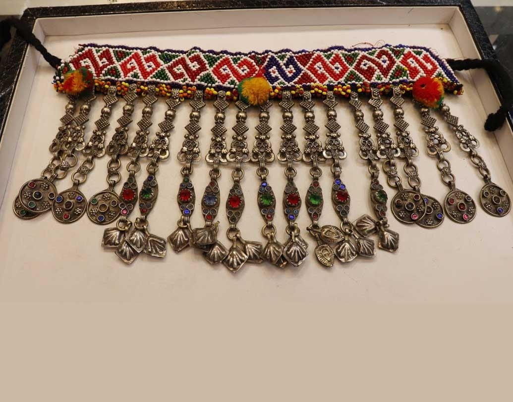 এ বার পুজোয় একরঙা ড্রেস অথবা শাড়ি কিনেছেন? একটু অন্য রকম সাজতে চাইলে সঙ্গে পরে ফেলুন চোকার নেকলেসের সেট। বাজারে কম-বেশি নানা দামেই পেয়ে যাবেন এই ধরনের চোকার নেকলেস।