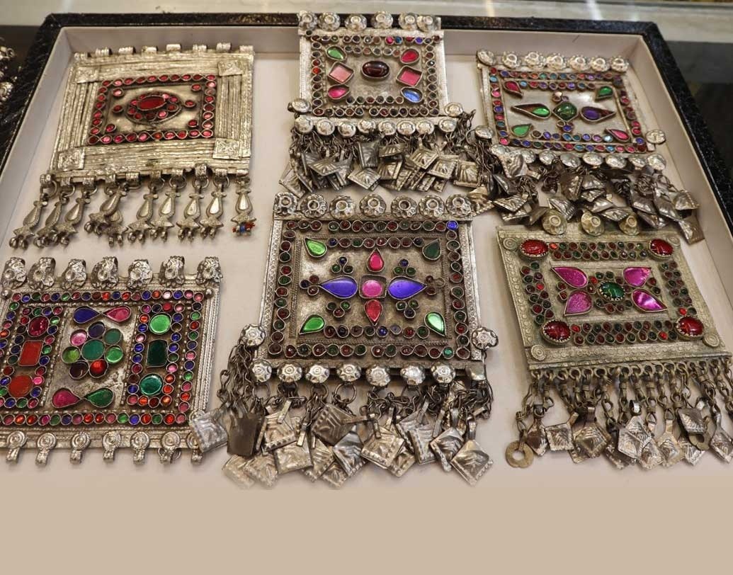 উৎসবের সাজে চমক এনে দিতে পারে রকমারি ফুলেল মোটিফের এই ধরনের পেনডেন্ট। তবে প্রিন্টেড পোশাকের সঙ্গে এই রকম পেনডেন্ট না পরাই ভাল। মোটামুটি হাজার-দেড় হাজারেই মিলবে এই গয়না।