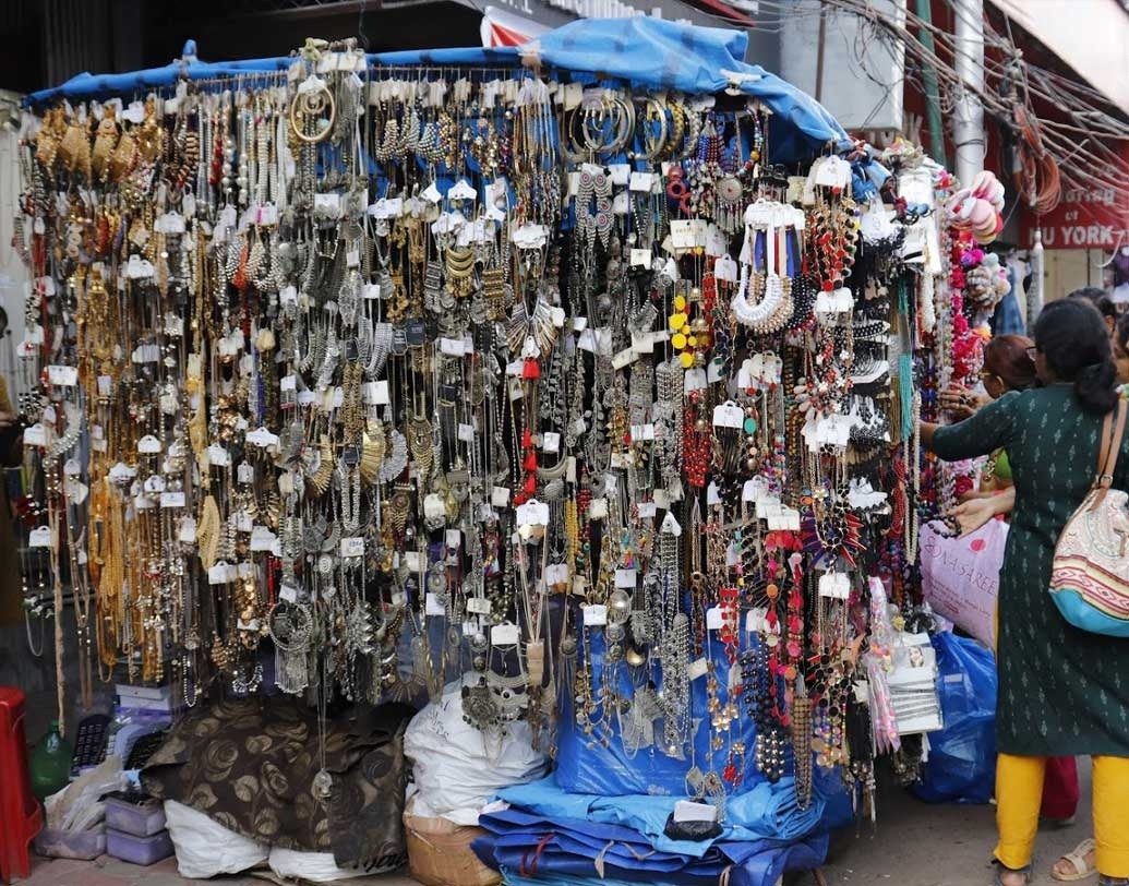 পুজোতেও তাই বেছে নিতে পারেন আফগানি সাজ। কলকাতার হাতিবাগান, নিউ মার্কেট ও বেশ কিছু নামী বাজার চত্বরেই পাবেন আফগানি গয়নার নানা সম্ভার। পোশাকের সঙ্গে খাপ খাইয়ে পরুন সে সব।