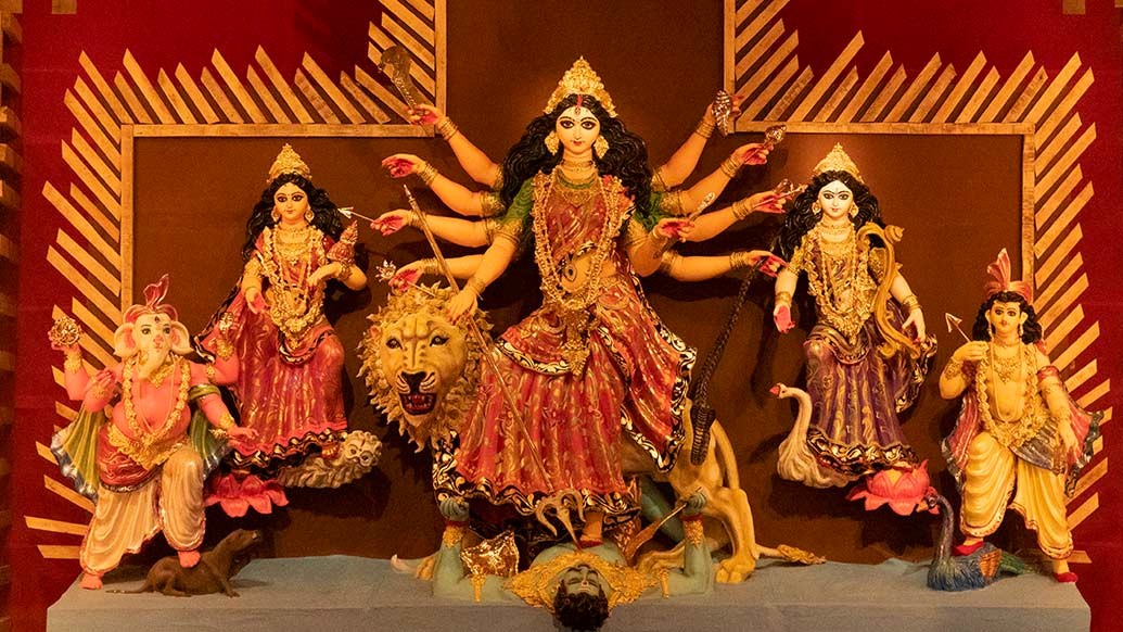 বোসপুকুর শীতলা মন্দিরের পুজো সেজেছে কাঠ ও বাঁশের কাজে।