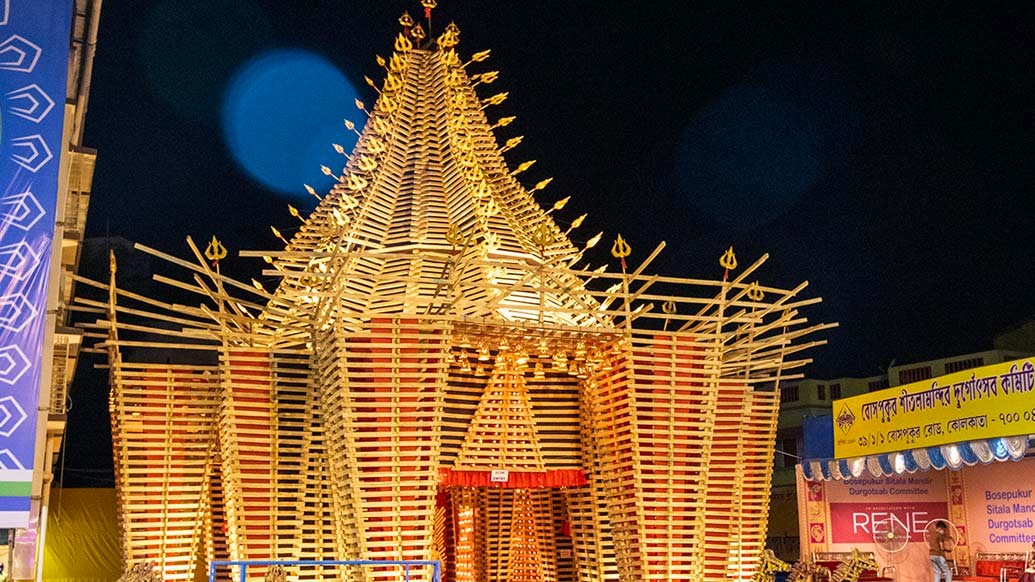 হলুদ আলোয় মায়াময় হয়ে উঠেছেন মা দুর্গা ও তার পরিবার।