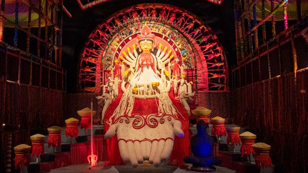 হস্তশিল্পে সেজে ওঠা এই পুজো এ বার তাই দাঁড়িয়েছে মানুষের পাশেই।