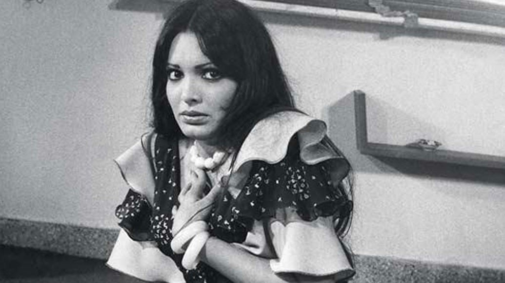 পরভীন বাবির মতো ফ্রিল দেওয়া পোশাক থাকলে। ঠোঁটে গাঢ় লিপস্টিক পরুন। কাজল লাগান ঘন করে। বাড়িতে থাকলে সাজলে মন ভালই হবে। পরভীন কিন্তু ফ্রিল দেওয়া ফ্রকের সঙ্গে ভারী জাঙ্ক জুয়েলারি ক্যারি করেছিলেন। দেখুন তো আপনাকে এই লুকসে কেমন লাগে।