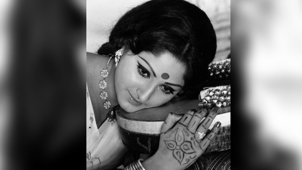 পুজোর অষ্টমীতে শাড়ি, লম্বা বিনুনি, লাল টিপ আর হালকা সোনার গয়না। জয়াপ্রদা তো কাঁপন ধরিয়েছিলেন সনাতনী বেশে। এ বার আপনার পালা।