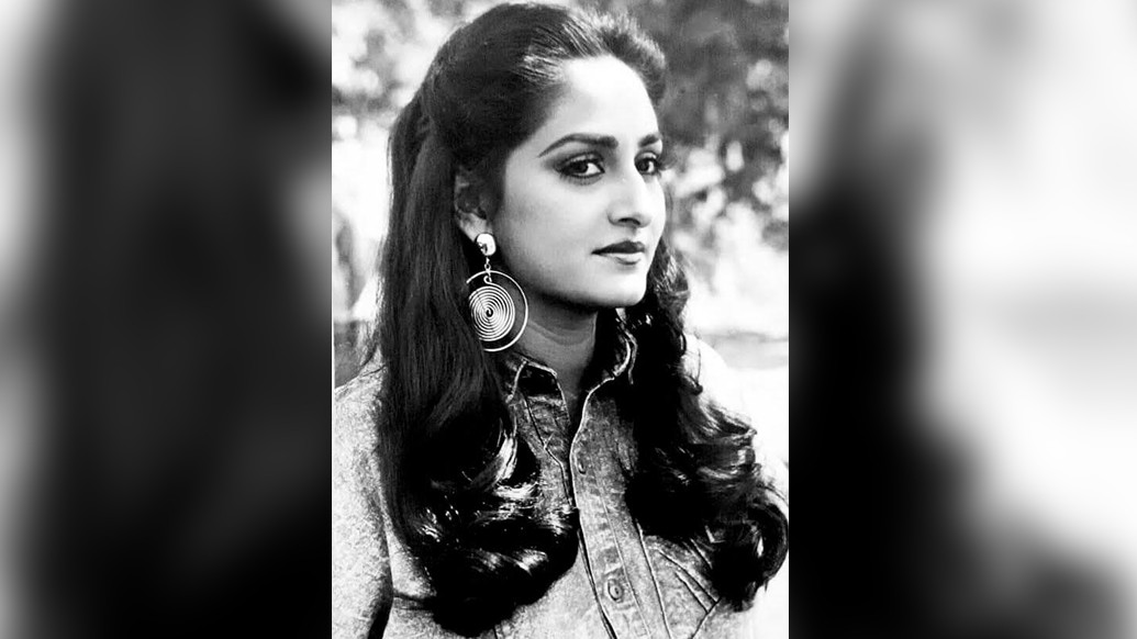 জয়া কিন্তু পশ্চিমী পোশাকেও সাবলীল। বন্ধুদের আড্ডায় জিন্সের শার্ট আর একটা জাঙ্ক দুলেই স্টাইল সম্পূর্ণ হতে পারে আপনার। জাঙ্ক দুলই হতে পারে নিজস্ব স্টাইল স্টেটমেন্ট। জুয়েলারি ডিজাইনার টুম্পা মণ্ডল জানালেন এ কথা। তবে এ দুল পরে বেরলে বাড়ি ফিরে স্যানিটাইজ করতে ভুলবেন না যেন।