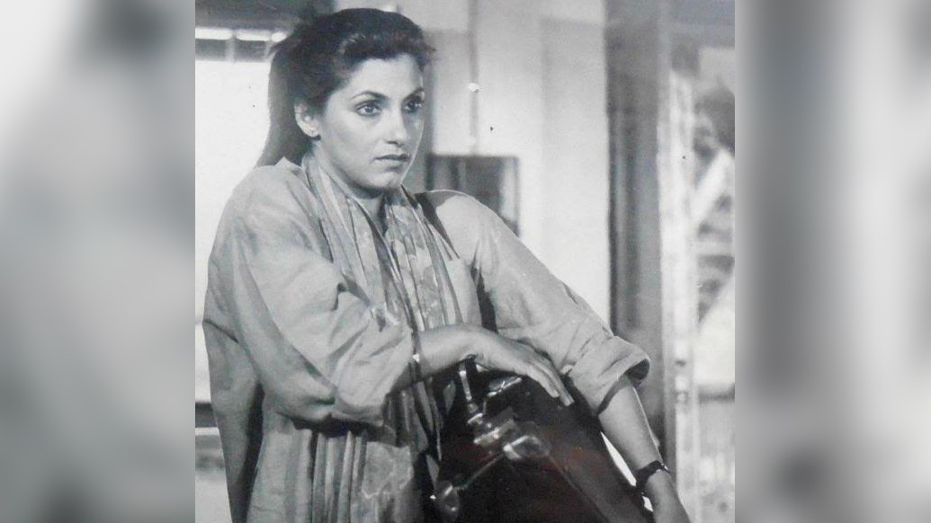 বন্ধুদের আড্ডায় ঢিলেঢালা কুর্তির সঙ্গে চুলে পনিটেল। চোখে ঘন কাজল আর একটা স্কার্ফ। ডিম্পল কাপাডিয়ার মতো ফ্যাশন আইকন তো এতেই বাজিমাত করেছেন, এ বার আপনার পালা।