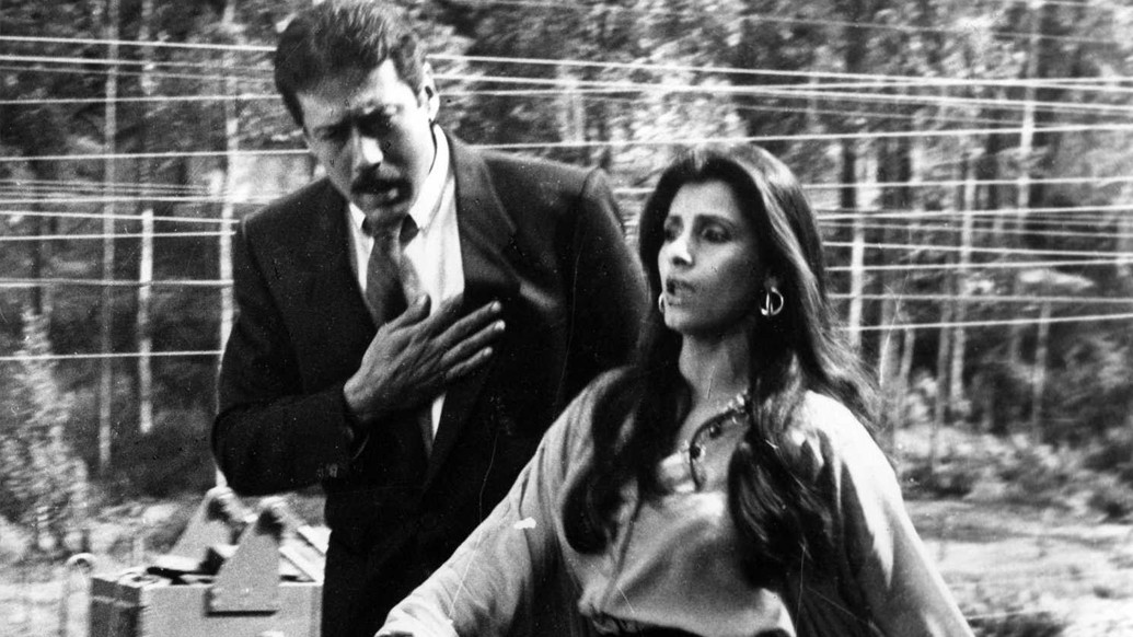 লং গাউন বা লংস্লিভ টপ ও কুলোট্টে পরলে একটা বেল্ট পরে নিন। লুকস একেবারে বদলে যাবে। বাইরে না বেরলে চুল খোলা রাখতেই পারেন। স্মার্ট ড্রেসিং বলতে যা বোঝায়, এক্কেবারে তাই। ডিম্পলের এই লুকসে আপনিই পুজোর রেট্রো গার্ল।