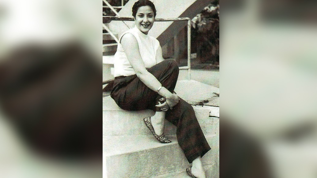 স্মার্ট ড্রেসিংয়ে কিন্তু নার্গিসও কম যান না। বেলবটম কিংবা লং ট্রাউজারের সঙ্গে স্লিভলেস লিনের শার্ট আর ফ্ল্যাট পাম্প শু। চুল একেবারে টান টান করে ডোনাট বান করা। এভাবেও সাজতে পারেন কিন্তু। জুয়েলারি লাগবে না। লিপস্টিকের ছোঁয়া থাকুক ঠোঁটে।