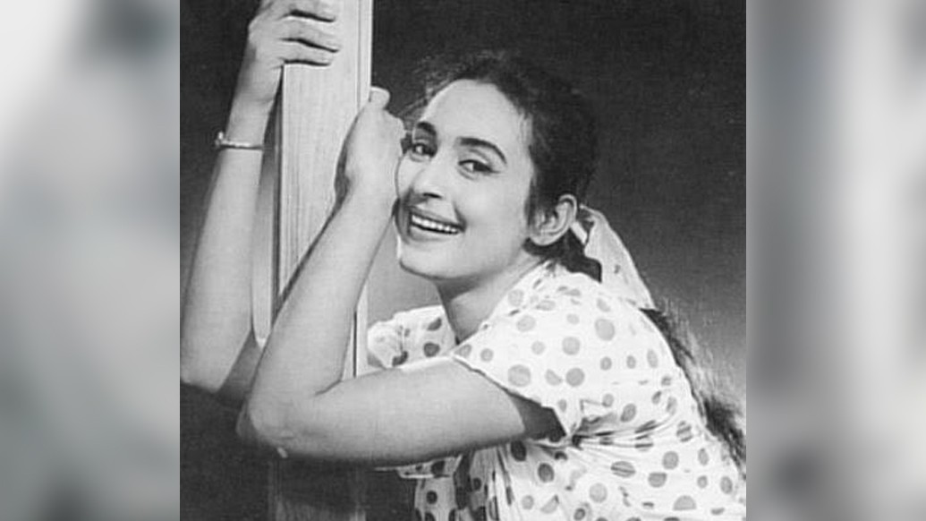 পুজোয় ফিরে আসছে সাইকেডেলিক ফ্যাশন, ফিরছে পোলকা ডট, জানালেন অভিষেক দত্ত। নূতনকে দেখা গিয়েছিল এমনই একটা পোলকা ডট টপে। পোলকা ডট টপের সঙ্গে নূতন মাথায় বেঁধেছিলেন একটি স্কার্ফও। মুক্তঝরানো হাসি সঙ্গে থাকলে আপনার নূতন হওয়া কে আটকায়!