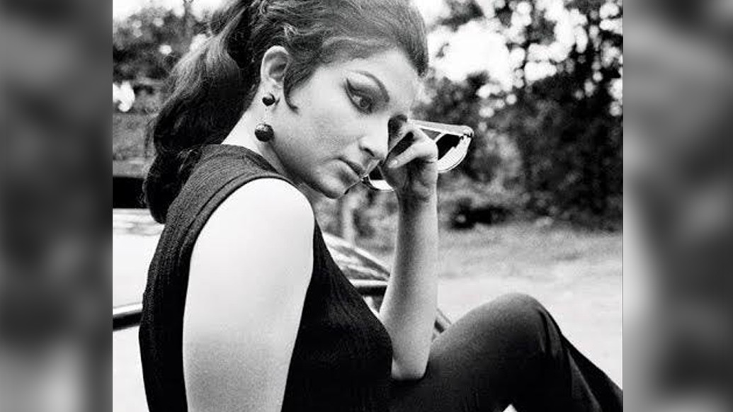 মেসি বান, ট্যাঙ্ক টপ আর ট্রাউজার। সঙ্গে রোদচশমা। শর্মিলা ঠাকুর যদিও দুল পরেছিলেন একটা ছোট। চোখের মেক-আপেই নজর কেড়েওছিলেন, বিশেষ করে আইলাইনারের টানে। সে সময়ের দর্শকের কাছে হট ফ্যাশন ডিভাদের এক জন ছিলেন শর্মিলা। আপনি দেখুন তো ষষ্ঠীর দিন সকালে এই পোশাকে কেমন লাগে আপনাকে।