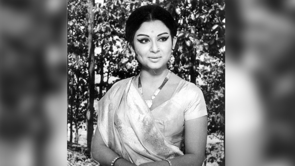 শর্মিলা বাঙালি। আর বাঙালি তনয়া মানেই শাড়িতে অনন্যা। সিল্কের শাড়ি, সঙ্গে ভারী গয়না। পুজোর সময় এ সাজ অনেকেরই পছন্দ। চোখের মেক-আপ হোক একটু ভারী। সপ্তমীর বিকেলে পাড়ার মণ্ডপে ঢুঁ মারার ইচ্ছে হলে এমন সাজা যেতেই পারে।