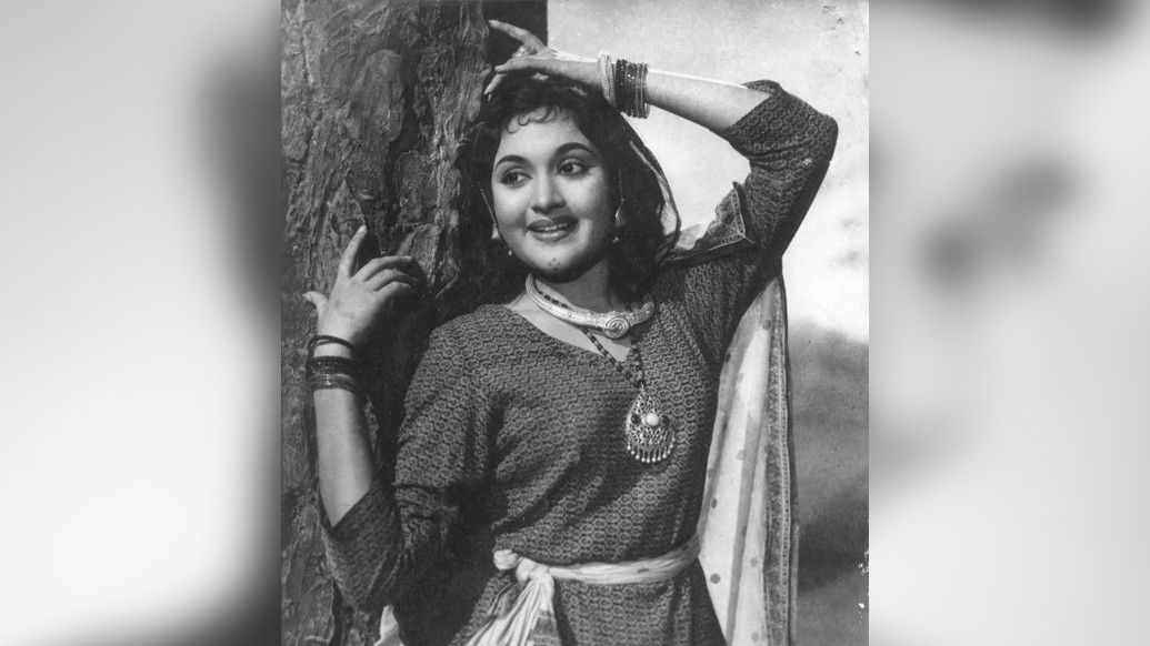 বাড়িতে গাছপালা রয়েছে? কুর্তি আর জাঙ্ক জুয়েলারি পছন্দ? দেখুন তো প্রিয় নায়িকা বৈজয়ন্তীমালার সঙ্গে এ সাজ মেলে কি না।ভারী হার, লকেট, হাত ভর্তি চুড়ি। আর সঙ্গের ওড়নাটাই অন্যরকমভাবে জড়িয়ে নিতে পারেন। কুর্তির সঙ্গে পালাজো চলতে পারে, বেশ আরামপ্রদ। চলতে পারে ট্রাউজারও। এ ছাড়াও কুর্তির সঙ্গে এ ভাবে সেজে শাড়ির আঁচল ঘোরালেই রেট্রো লুকসে আপনিই পুজোর মুখ।
