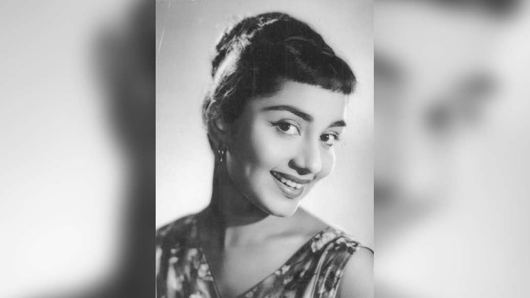 গাউন পরতে ভালবাসেন? চুল নিয়ে কী করবেন বুঝে উঠতে পারছেন না। ম্যাক্সি ড্রেসের সঙ্গে চুলের সাজ হোক অতীত দিনের নায়িকা সাধনার মতো।বিশেষ করে অল্প চুল যাঁদের, তাঁরা এমন সাজতে পারেন, পরামর্শ অভিষেকের।