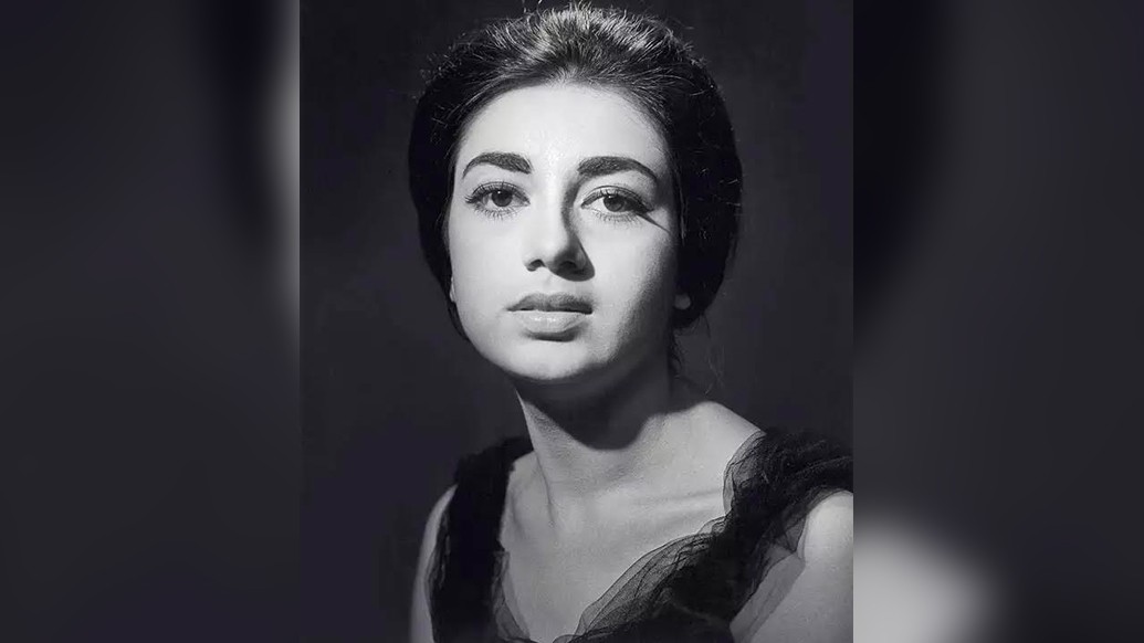 যাঁদের বেশ ঘন চুল। কালো নেটের গাউনের সঙ্গে চুলের সাজ হোক অতীত দিনের নায়িকা ববিতার মতো। ডোনাট বান করতে পারেন আপনি সহজেই।