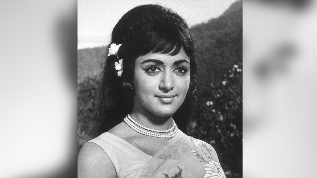 পুজোর দিনে বাইরে একান্তই বেরলে শিফন বেছে নিতে পারেন। সঙ্গে হালকা মুক্তোর গয়না। খানিকটা চুল সামনে এসে পড়ছে। একটা ক্লিপ দিতে পারেন একপাশে। দেখুন তো ড্রিম গার্ল হেমা মালিনীর মতো লাগছে নিজেকে?