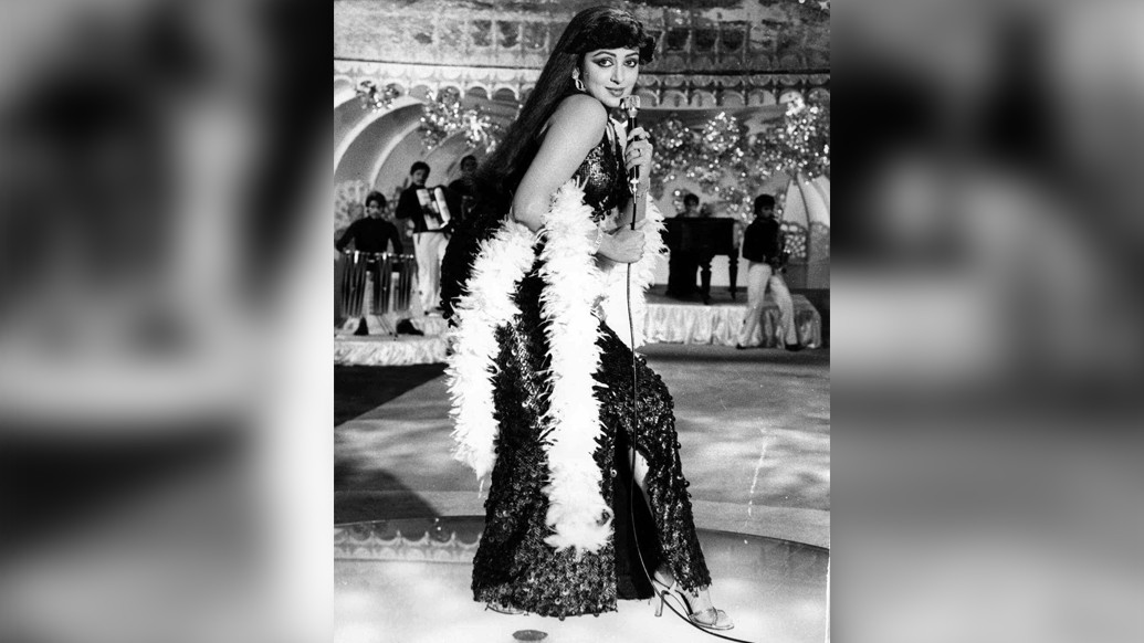 হেমা তো গাউনেও বাজিমাত করেছেন। স্লিট ছিল অর্থাৎ কাটা ছিল এক পাশে। আর ছিল স্টাইলিশ স্কার্ফও। বাড়িতে বন্ধুদের আড্ডায় এমন সাজবেন নাকি? এই পোশাকে হেমা ঝড় তুলেছিলেন দর্শকের মনে। আপনার জন্য তো সেলফি রয়েইছে!