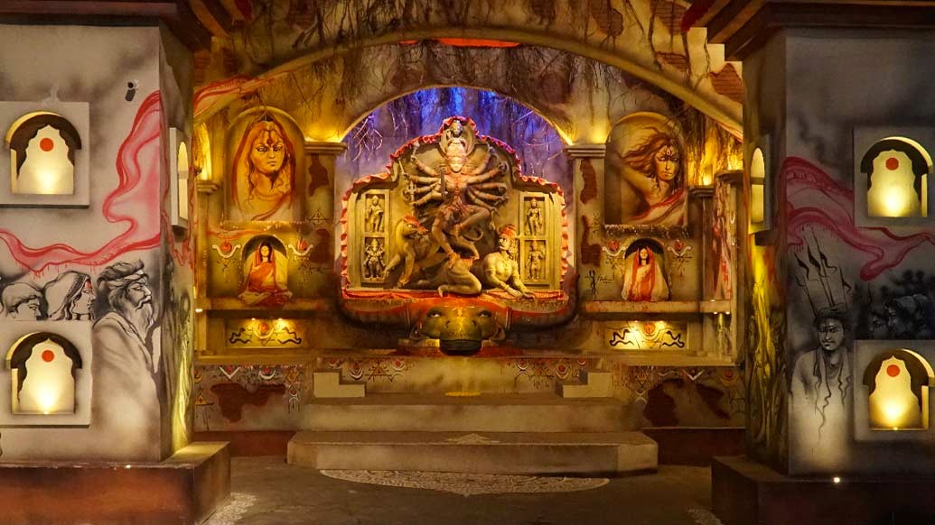 শিবমন্দিরের থিমে সঙ্কটকালে দেবীর ঘর।