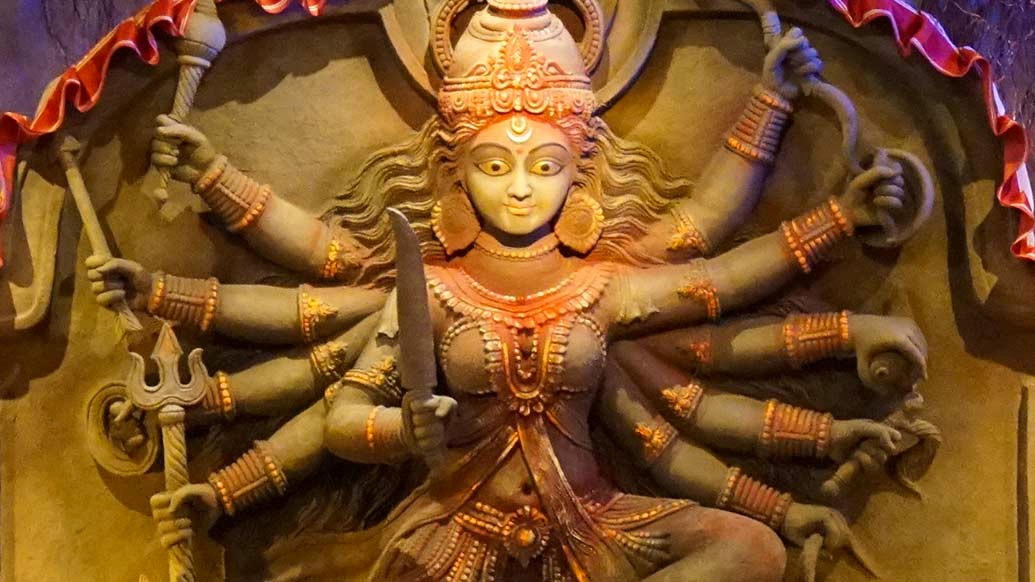 প্রতিমা থেকে মণ্ডপ সবেতেই বিপদের ঝড় সামলানোর লড়াই।