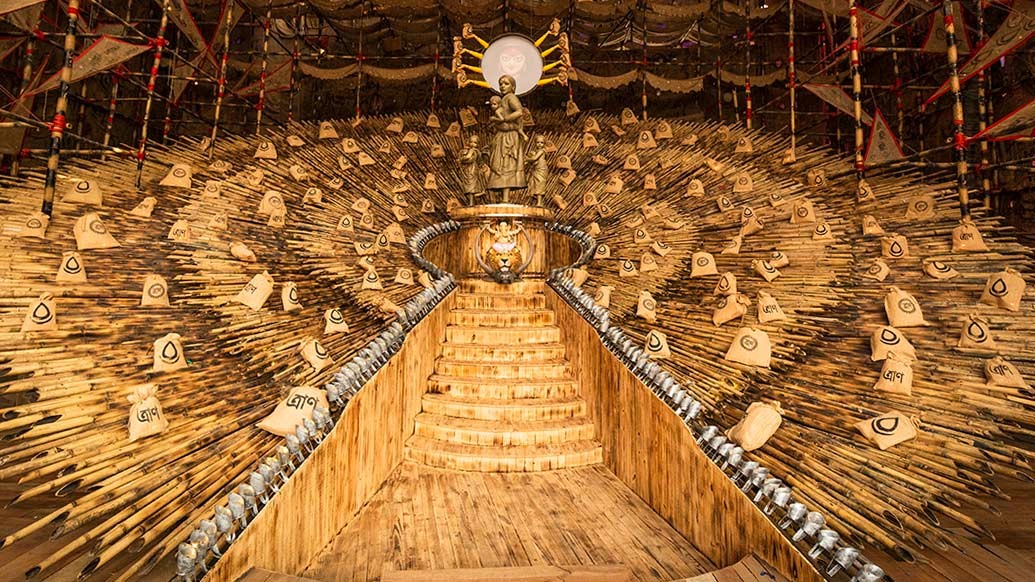 বড়িশা ক্লাবের থিমে এ বার পরিযায়ী শ্রমিকদের কথাচিত্র। মা দুর্গা এখানে পরিযায়ী শ্রমিক এক মায়ের রূপে, কোলে সন্তান।