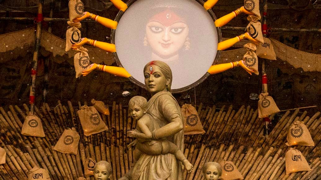 সোশ্যাল মিডিয়ায় ইতিমধ্যেই ঝড় তোলা এই প্রতিমার অনুপ্রেরণা আশির দশকে চিত্রশিল্পী বিকাশ ভটাচার্যের আঁকা বিখ্যাত পেন্টিং ‘দর্পময়ী’।