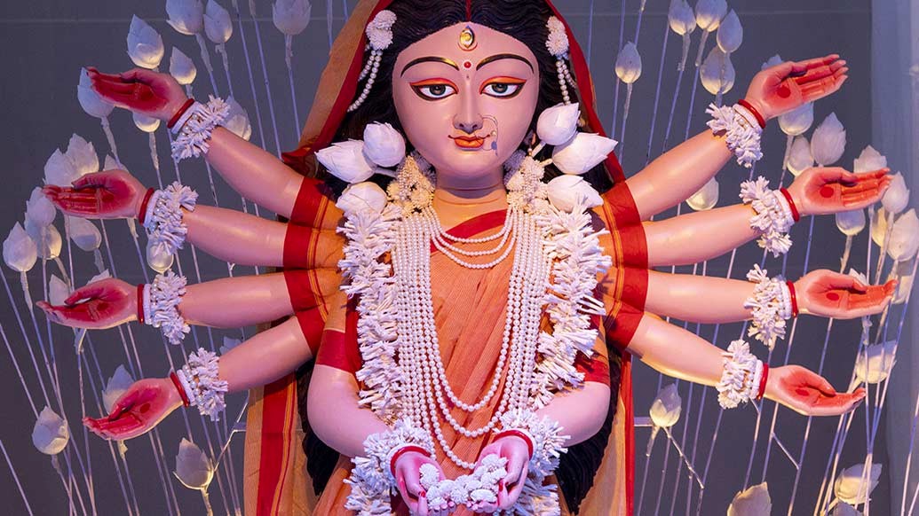 বেহালা নূতন দলের ভাবনায় ‘অমলের পুজো’। রবীন্দ্রনাথের ‘ডাকঘর’ উপন্যাসকে ঘিরেই তাদের মণ্ডপসজ্জা।