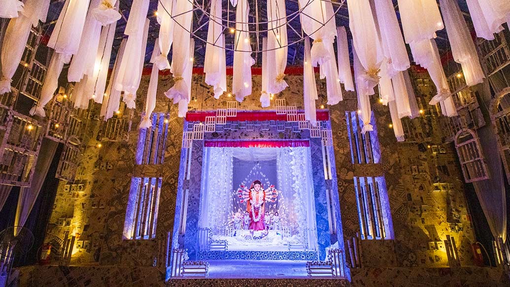 মণ্ডপ আস্ত একটি ডাকবাক্স। অন্দরসজ্জাও ডাকঘরের আদলেই।