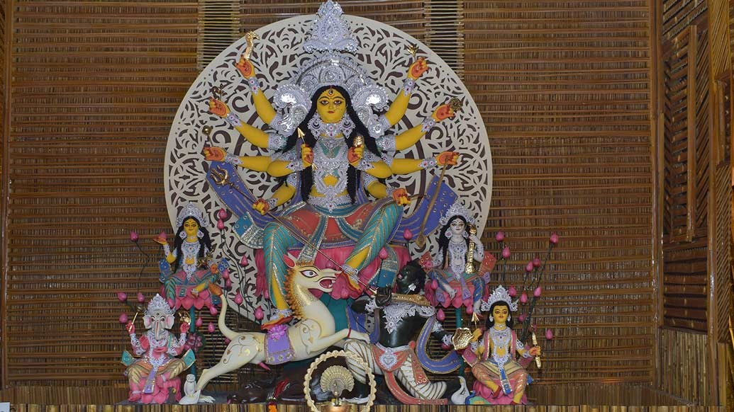 মানিকতলা চালতাবাগানের পুজোয় উঠে এসেছে অতিমারী পরিস্থিতির দুর্দিন।