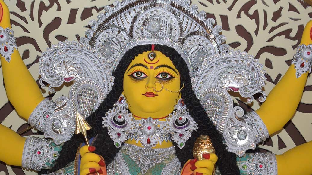 কূটিরের আদলে মণ্ডপে একচালার ছোট্ট মাতৃমূর্তি ভারি ছিমছাম আর স্নিগ্ধ।