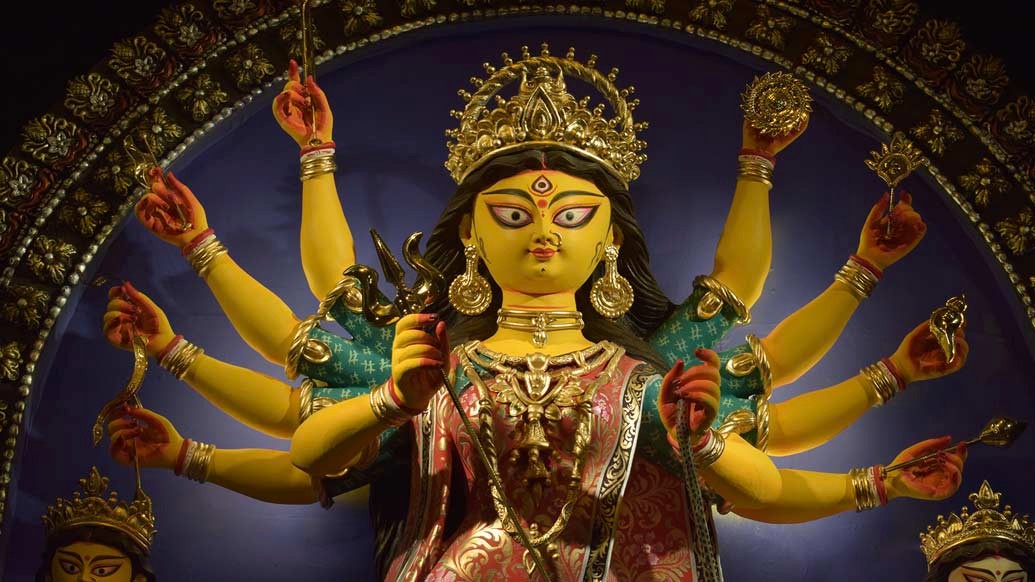 মা দুর্গার সামনে চিন্তাক্লিষ্ট এক মানুষের মূর্তি মণ্ডপসজ্জায় আলাদা মাত্রা এনেছে।